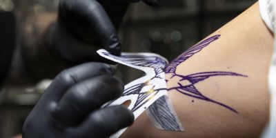 Operatore di tatuaggio e piercing
