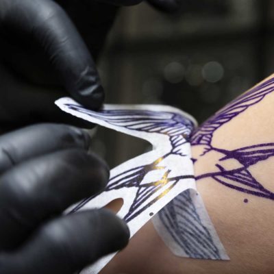 Operatore di tatuaggio e piercing
